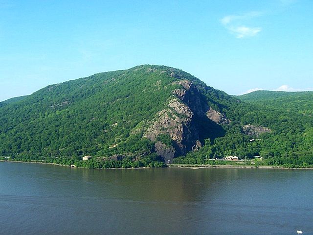 Breakneck Ridge on the Hudson River